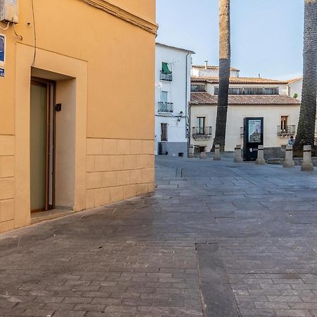 Apartamentos El Patio Plaza Santa Clara Caces Buitenkant foto